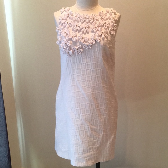 New Without Tags. White shift dress. Flower detail - Picture 2 of 4